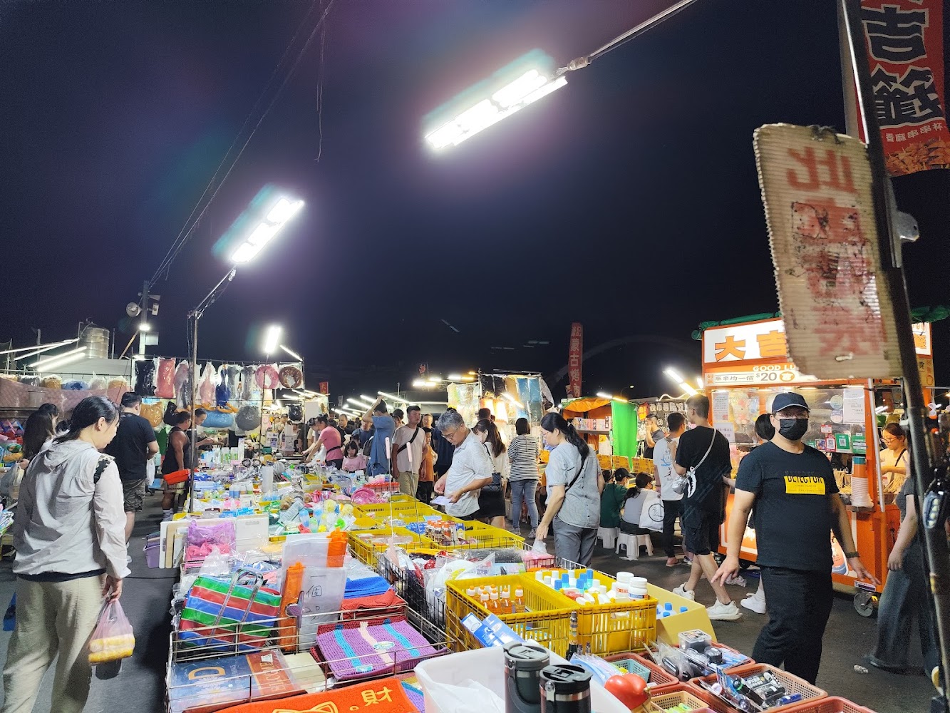 旱溪觀光夜市內部攤位與人潮熱鬧景象