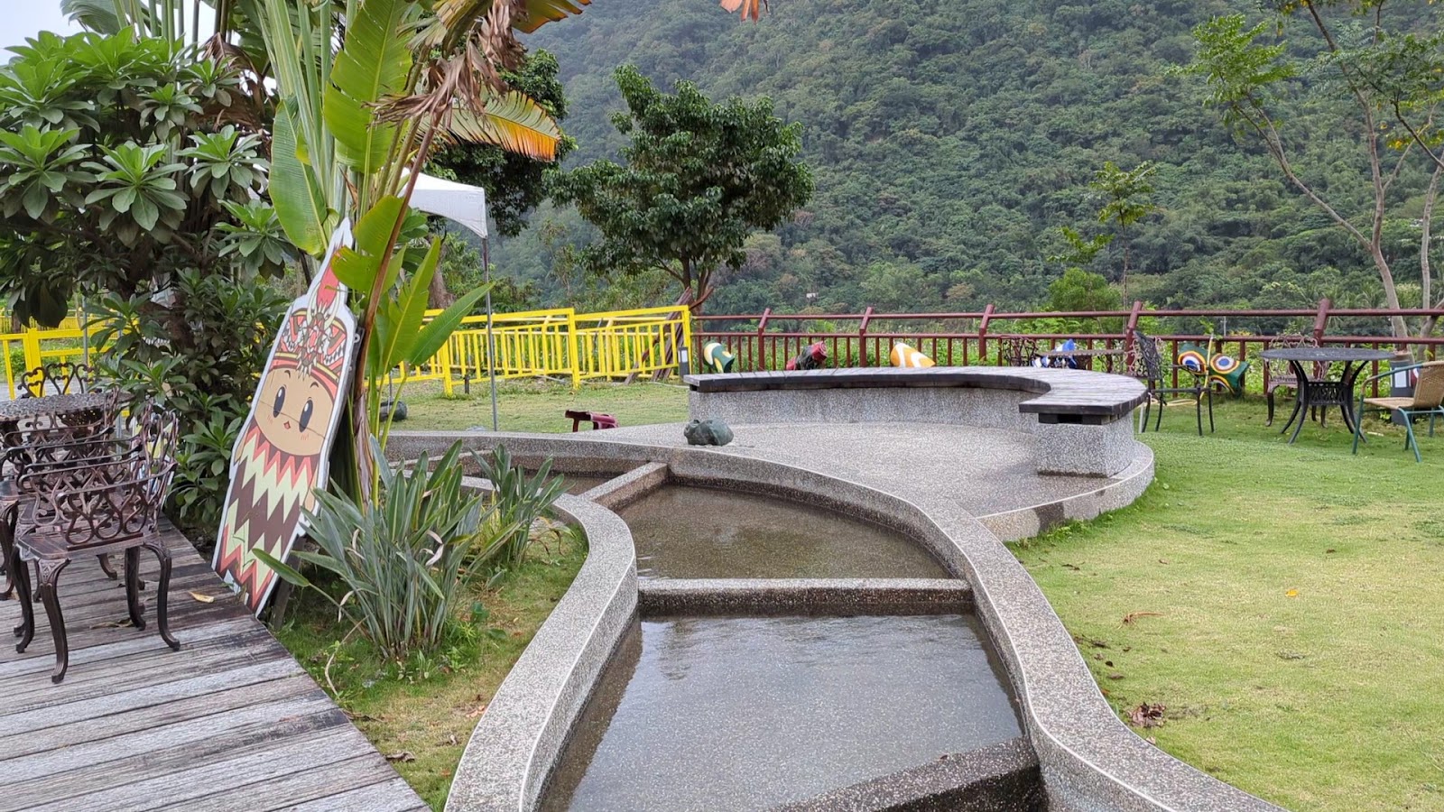 嘉蘭溫泉公園戶外泡腳池曲線設計,黃色安全欄杆
