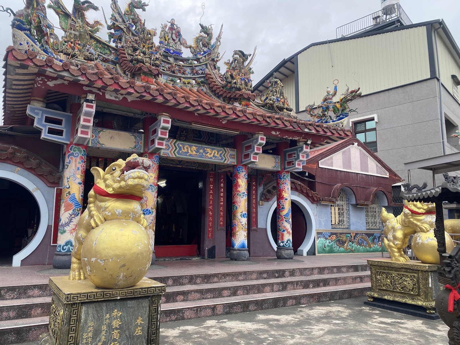 關廟山西宮入口精雕貔貅,摸頭招財納福