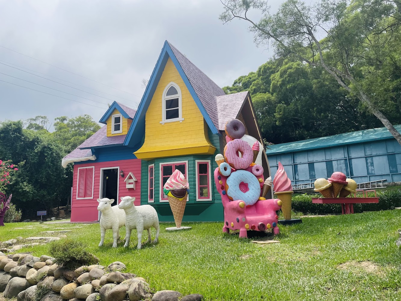 色彩繽紛小屋與甜點造景