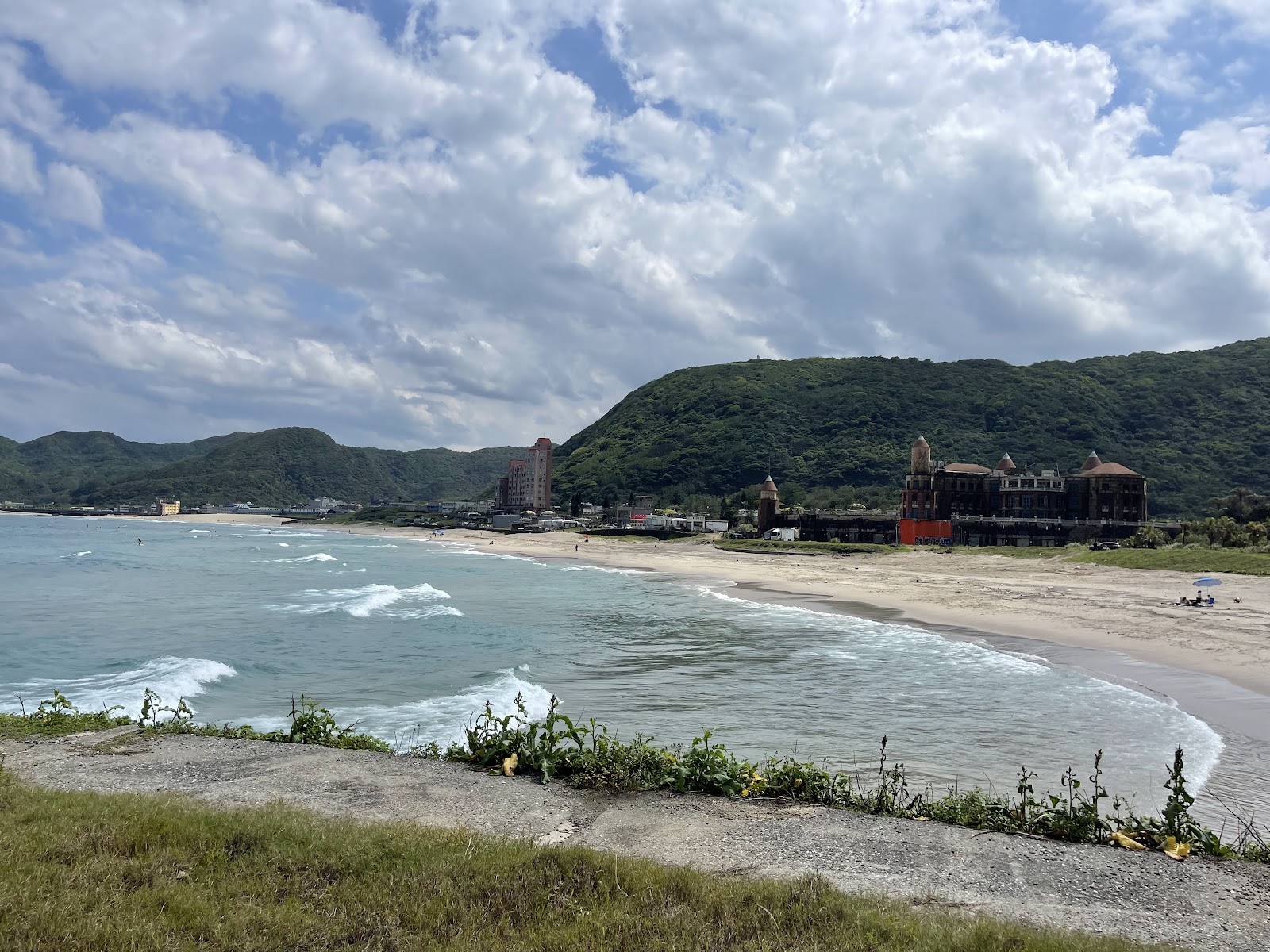 翡翠灣海水浴場沙灘全景北海岸新北旅遊景點