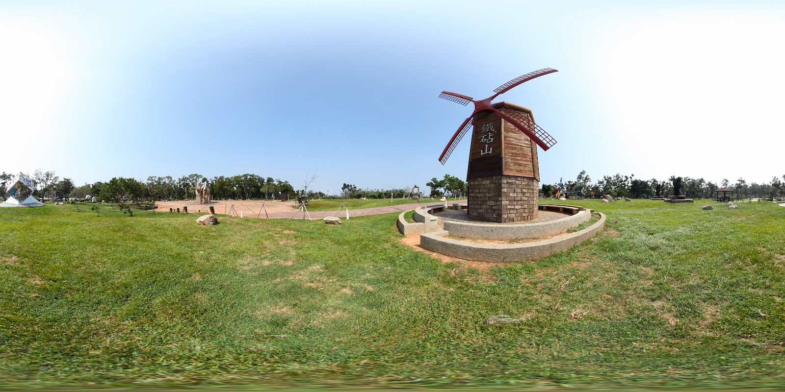 鐵砧山360度全景，風車地標居右，廣闊草坪與公園設施，台中大甲自然景點