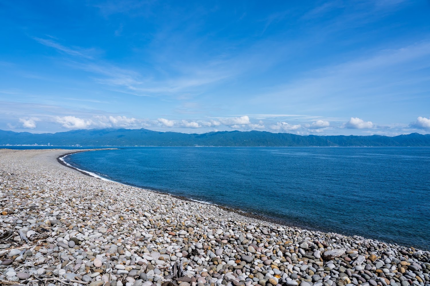 龜山島周邊藍色海洋與石灘景色