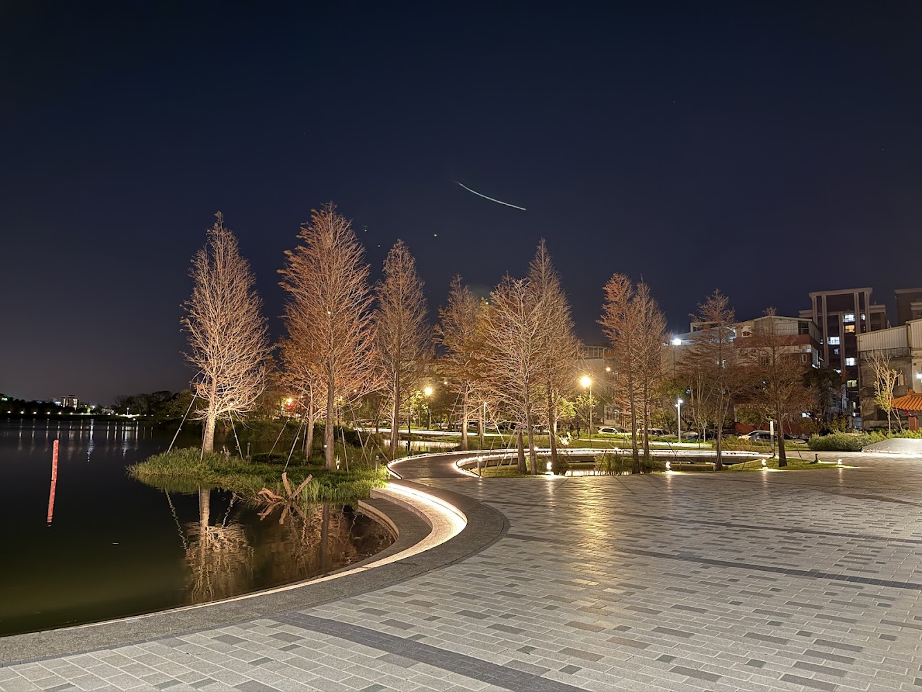 夜晚湖畔公園步道與倒影