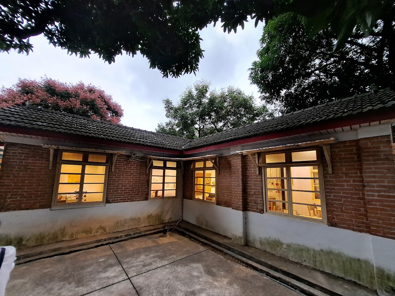 傍晚時分點燈的馬祖新村紅磚小屋