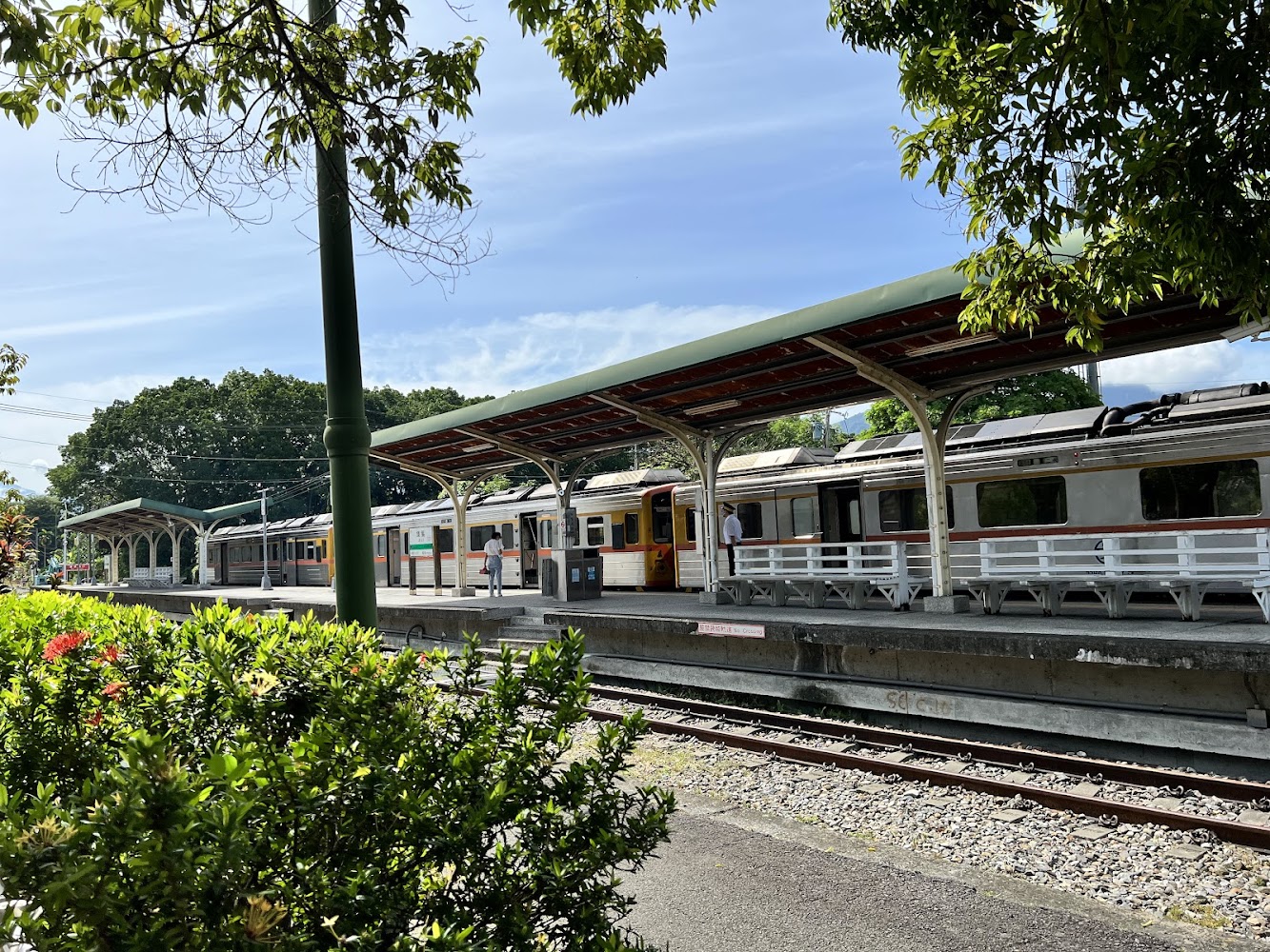 集集車站戶外月台候車亭白色長椅與火車