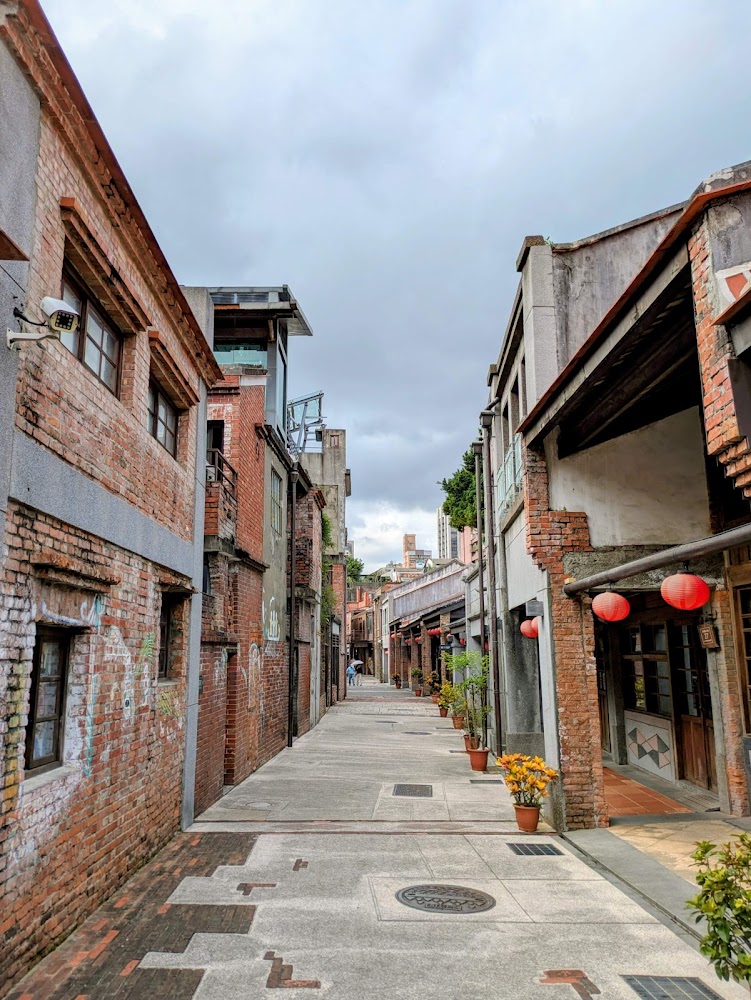 剝皮寮古色古香紅磚街道