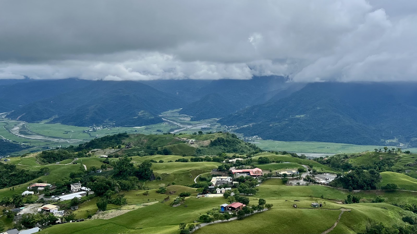 六十石山俯瞰花蓮縱谷全景雲霧