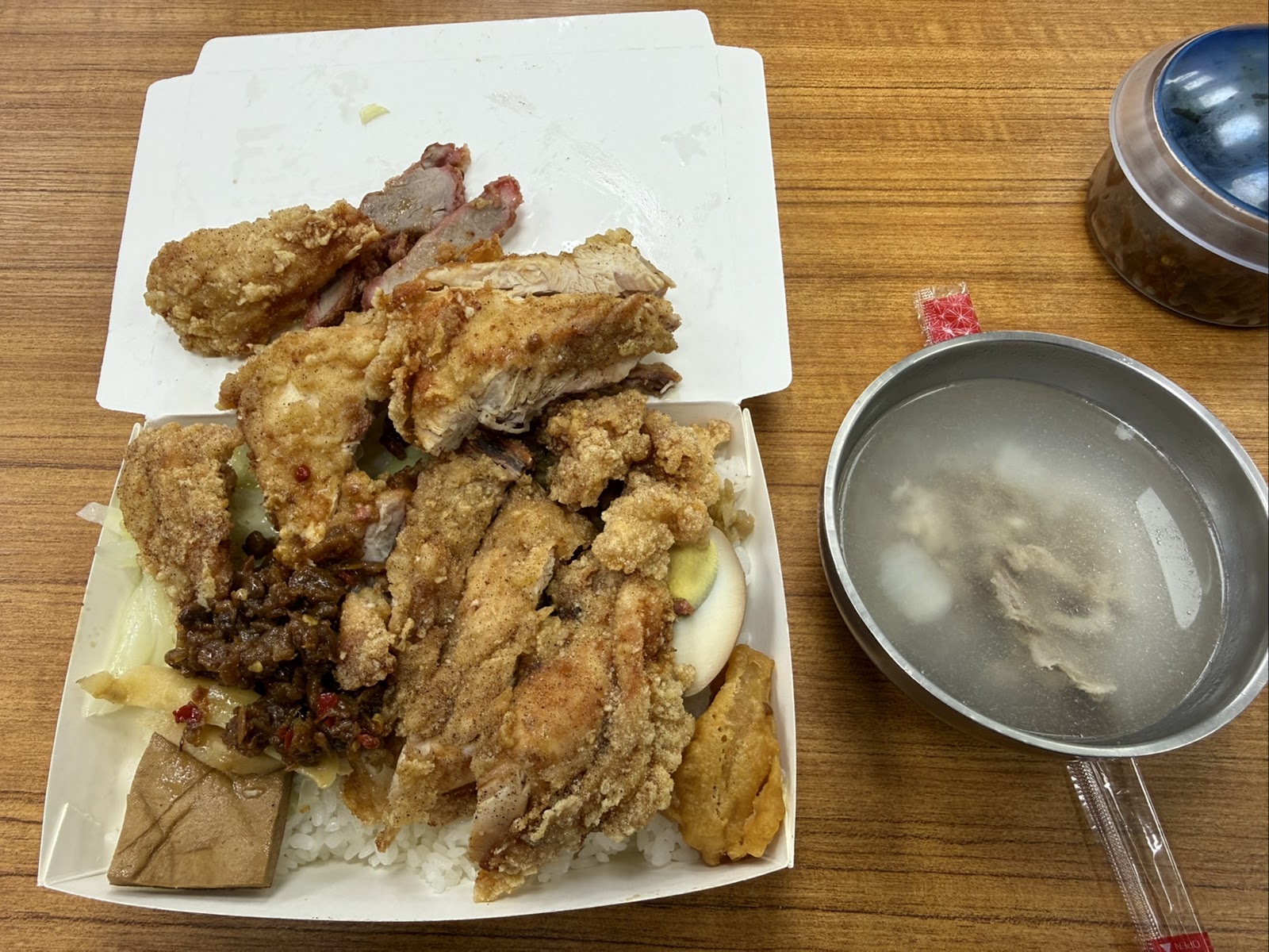 源昌便當豐盛配菜與白飯