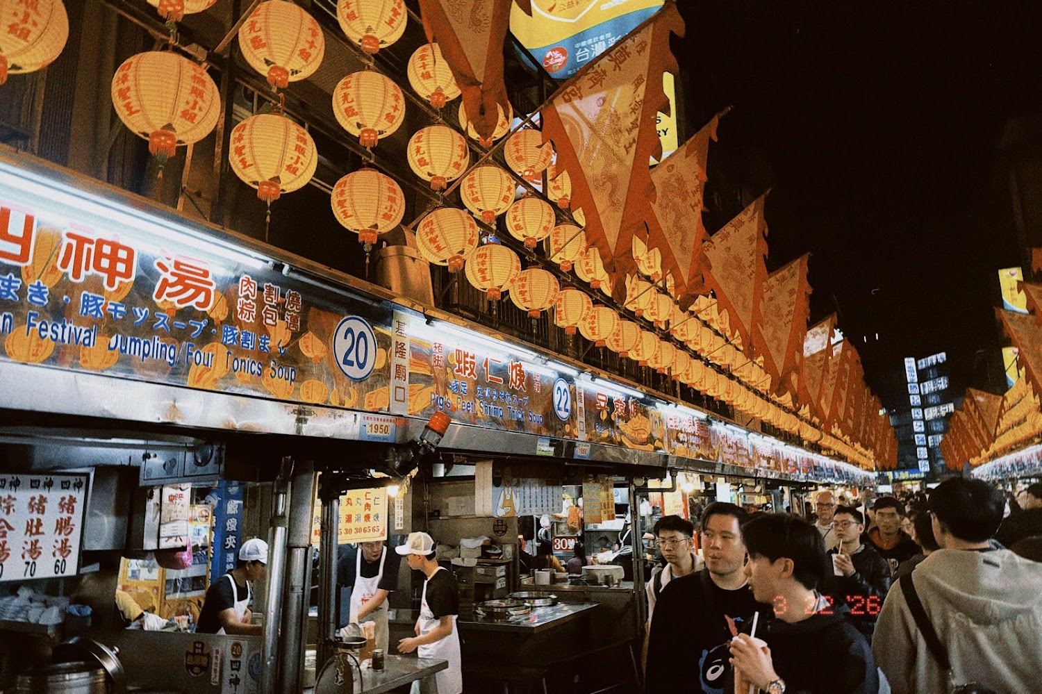 滿是紅燈籠與旗幟的基隆廟口夜市人潮