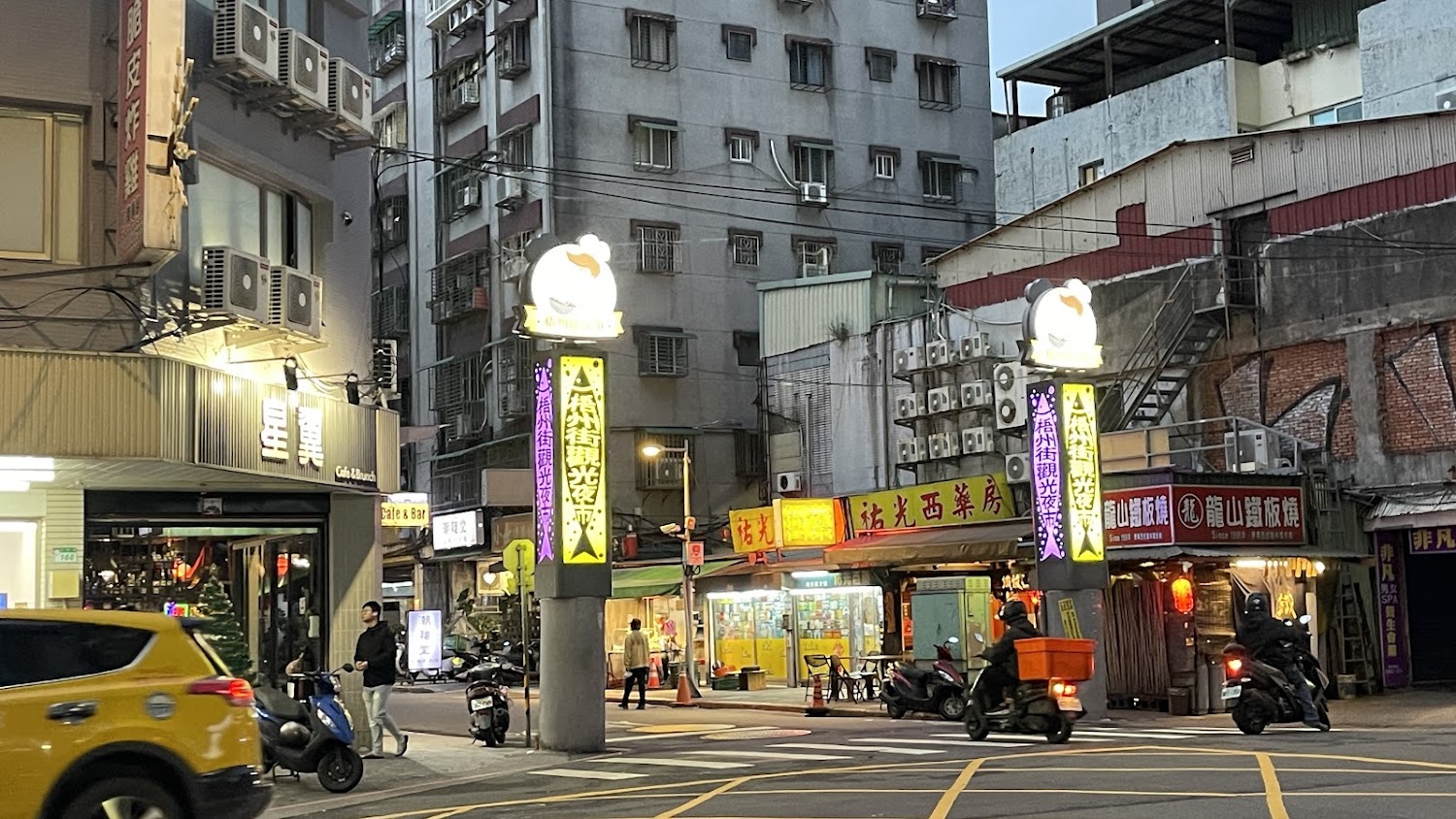 梧州街觀光夜市街口，有夜市招牌與車流行人