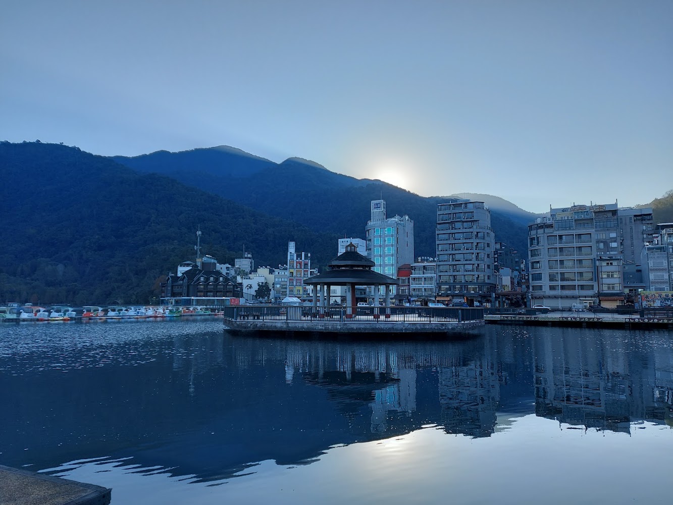 日月潭湖邊建築與山景倒影