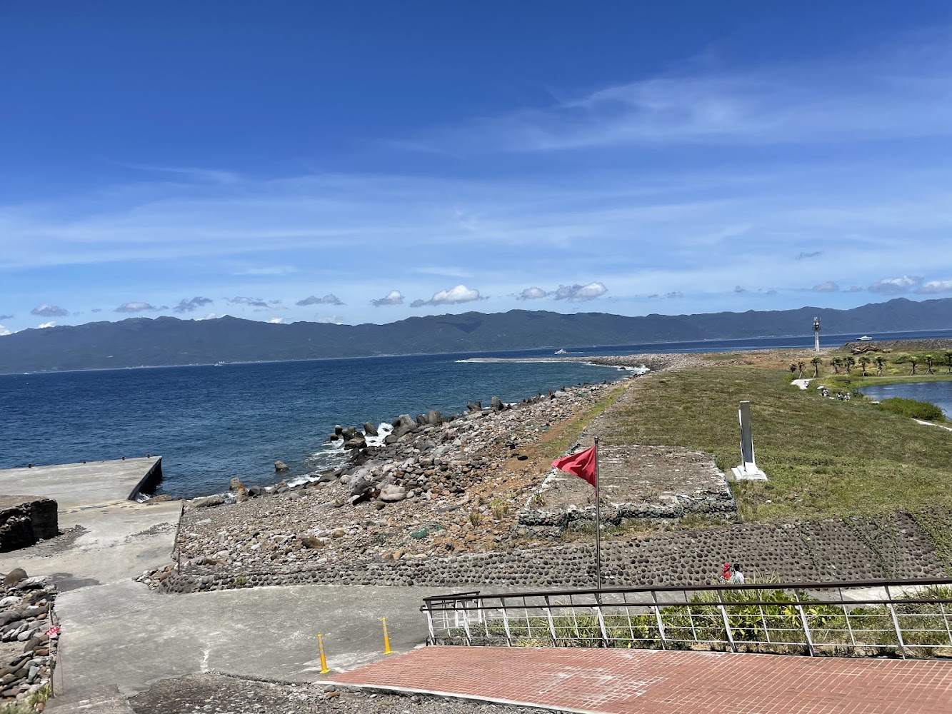 龜山島南岸碼頭海岸堤防與藍天海景