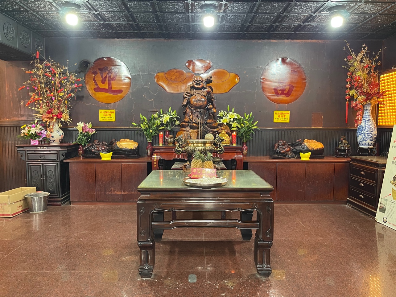 財神爺神像與供品桌