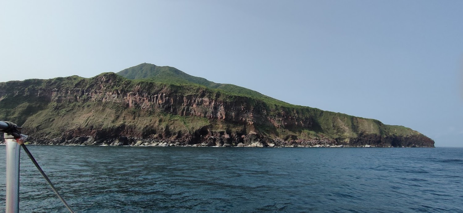 從船上望向龜山島綠色海岸山丘