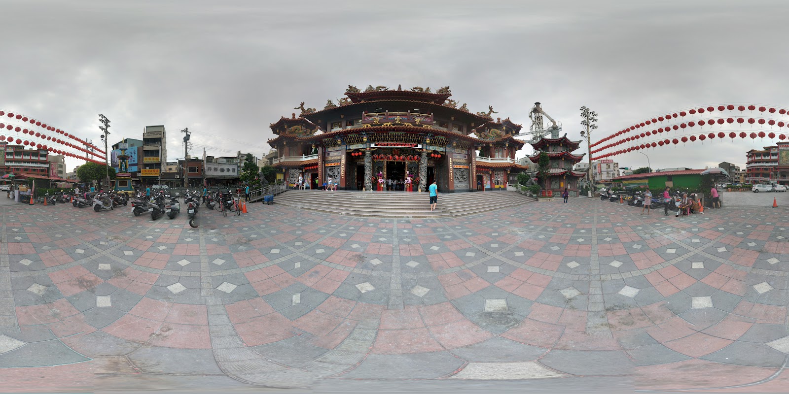 清水紫雲巖廟前廣場全景，廟正面居中，廣場磁磚鋪面，兩側紅燈籠向遠處延伸