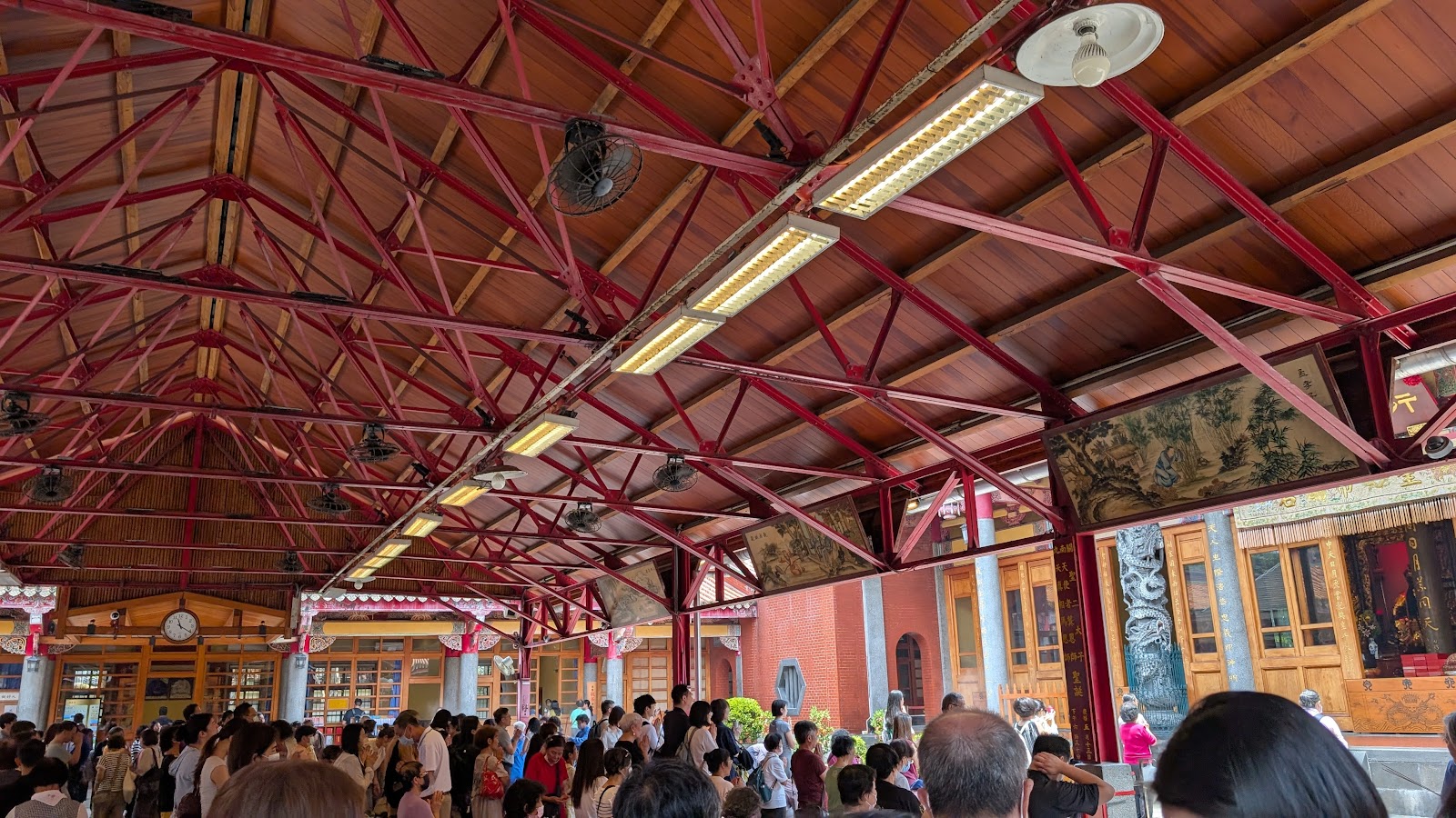 行天宮廟宇精緻建築雕刻細節