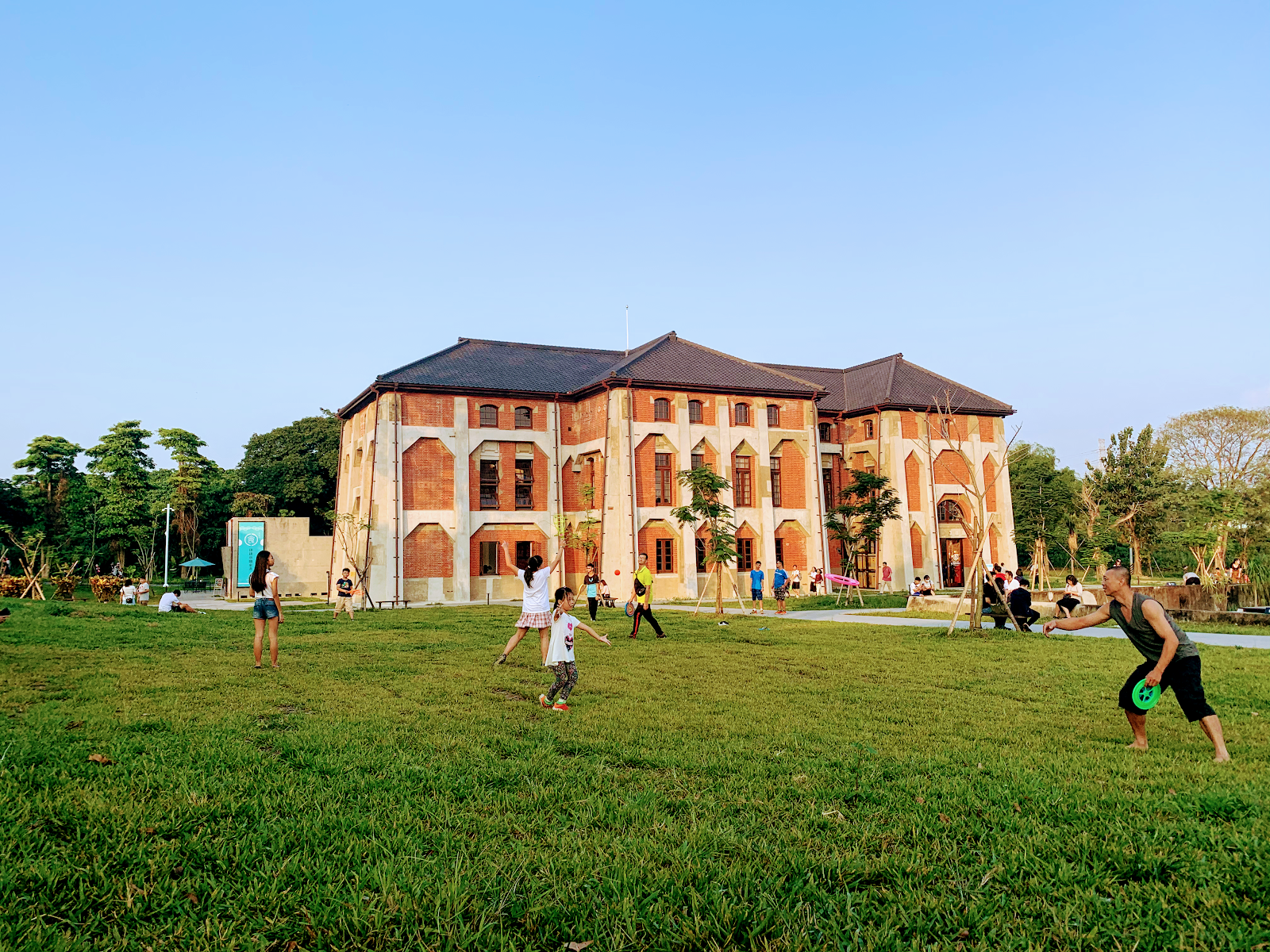 台南山上花園水道博物館日治紅磚事務棟建築草坪遊客玩飛盤