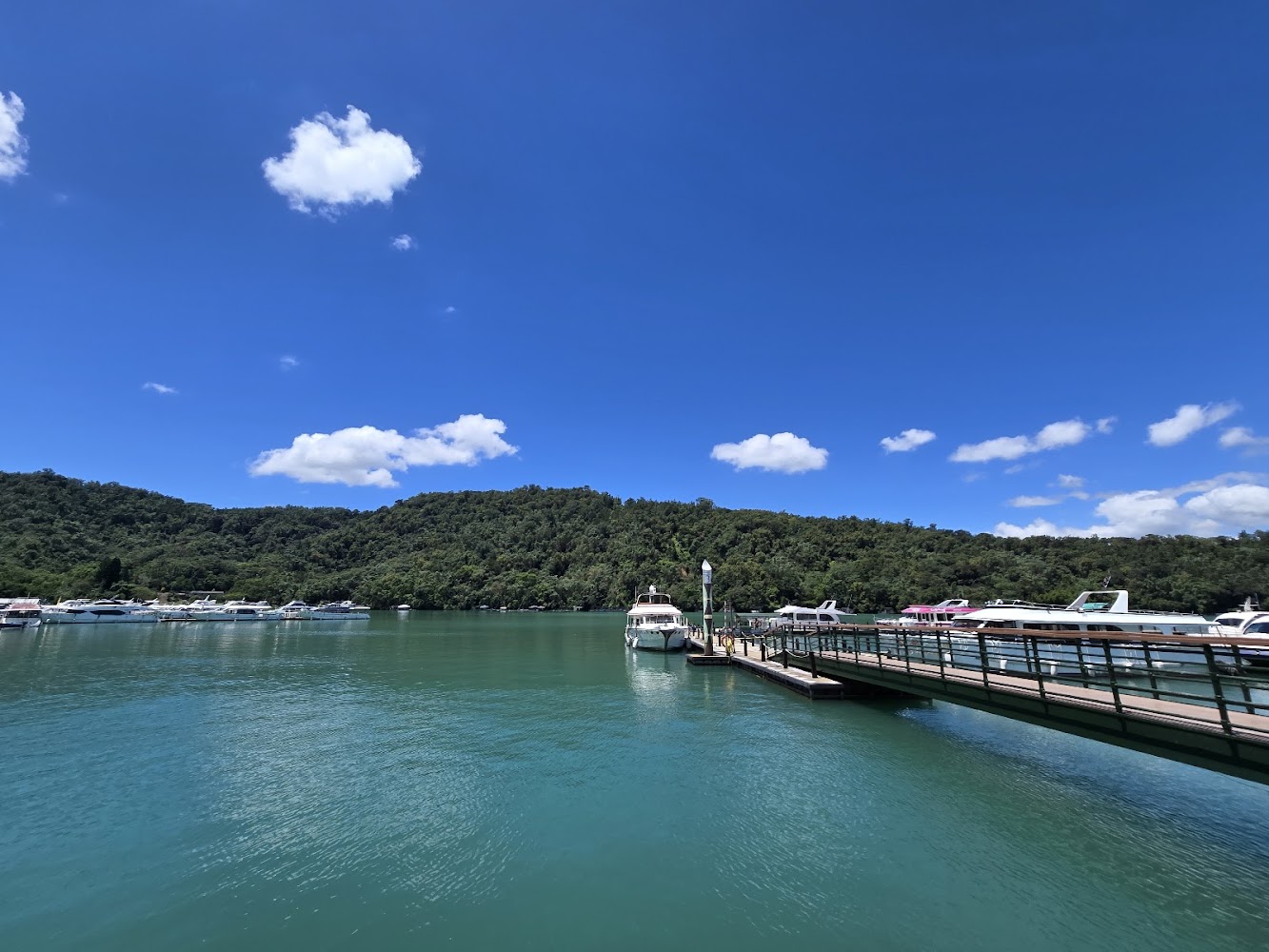伊達邵中正停車場周邊湖面與遊艇風景