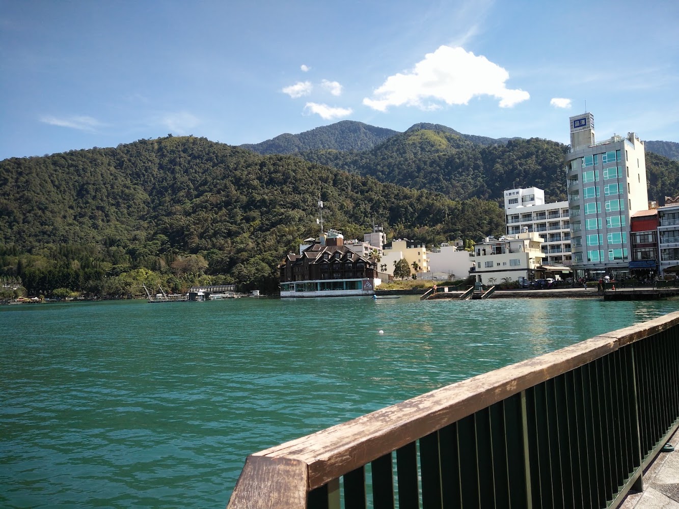 伊達邵碼頭翠綠湖水與周邊建築