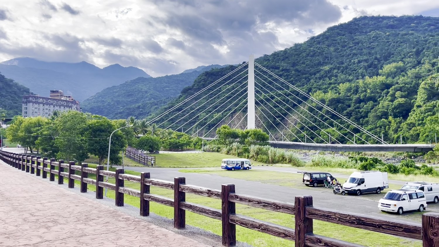 知本周邊白色斜張橋與山景