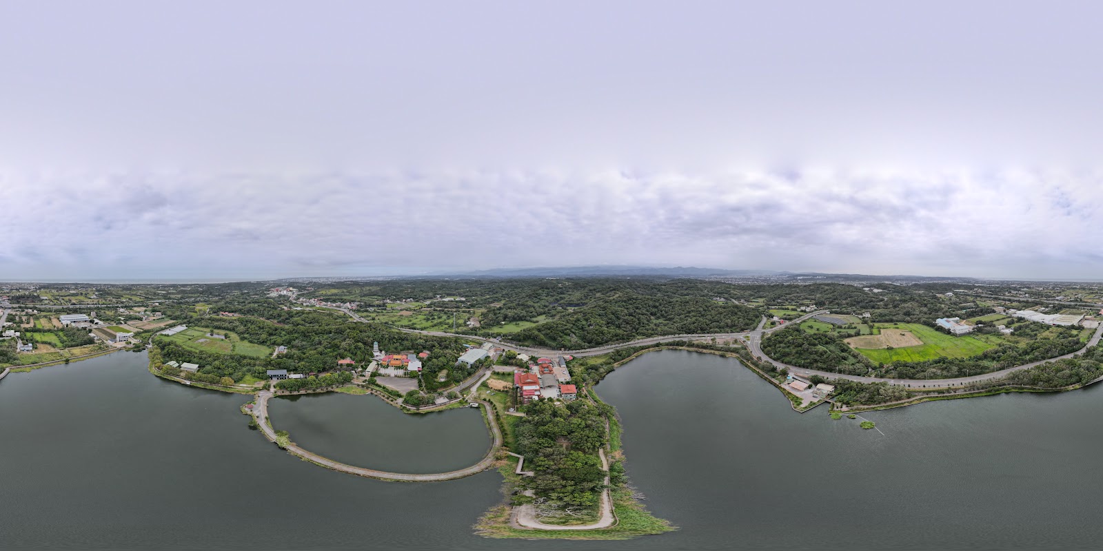 苗栗造橋龍昇湖空拍全景，湖水碧藍，四周農田與廟宇環抱