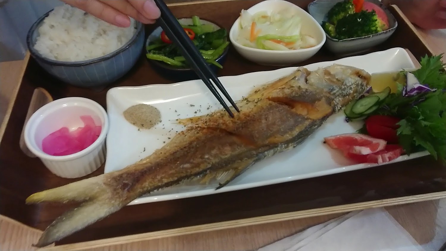 巷子裡的小餐館烤魚定食