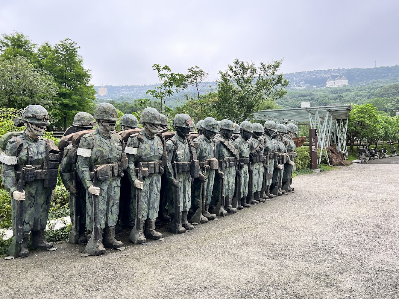 迷彩士兵雕像一字排開