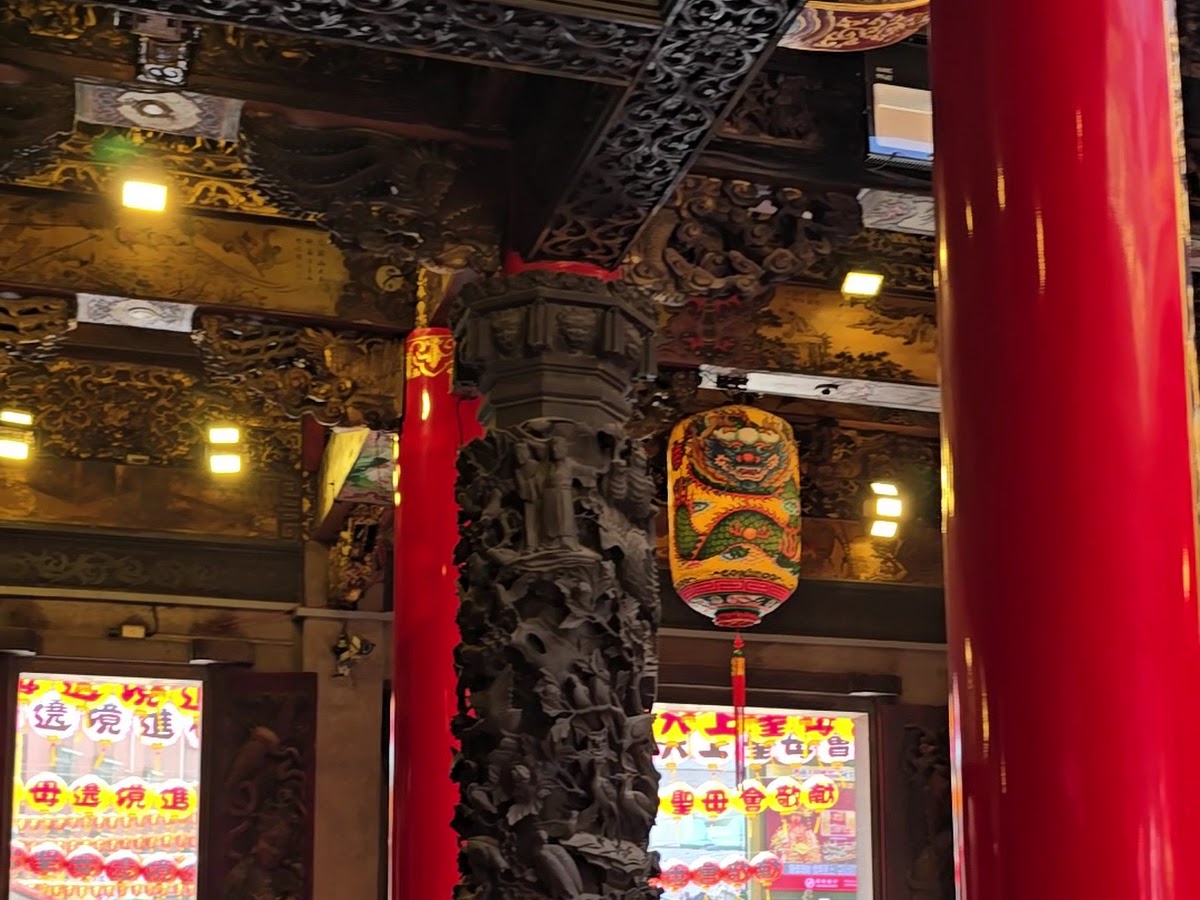 大甲鎮瀾宮廟內高聳紅色龍柱，供桌前滿是供品，信眾虔誠參拜，台中大甲一日遊