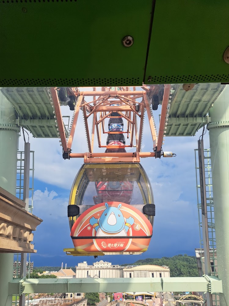 義大摩天輪車廂近景