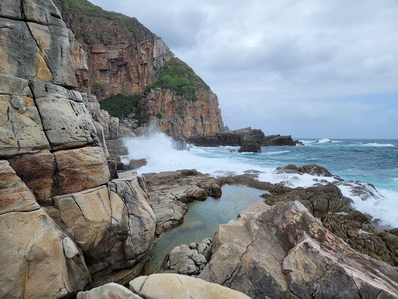 龍洞灣岬步道海岸峭壁與天然潮池景觀