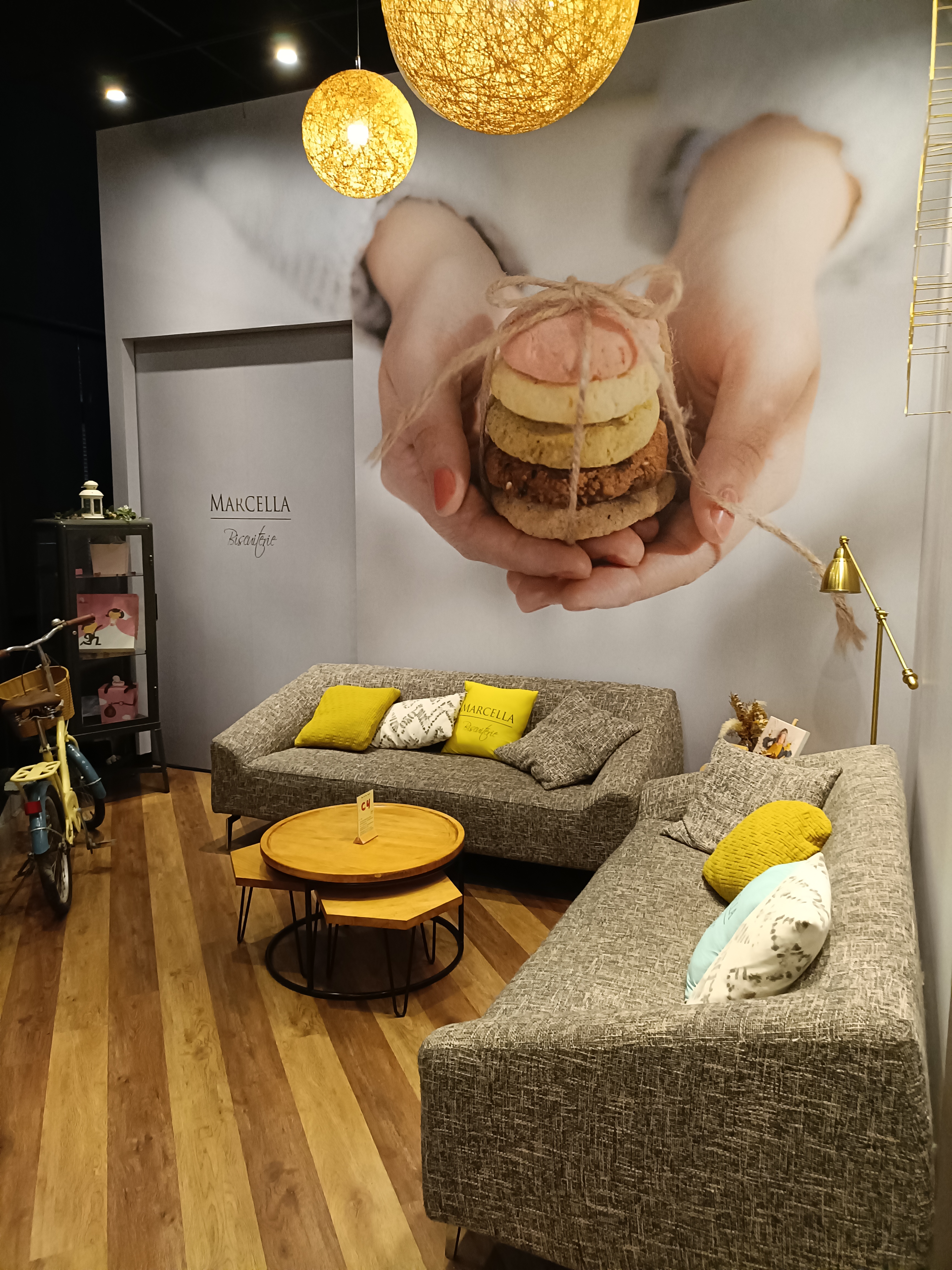 甜點店內有舒適沙發區與大型餅乾主題照片牆
