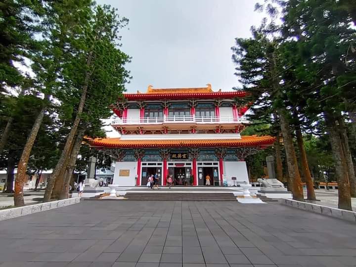 傳統中式寺廟與廣場松樹景觀
