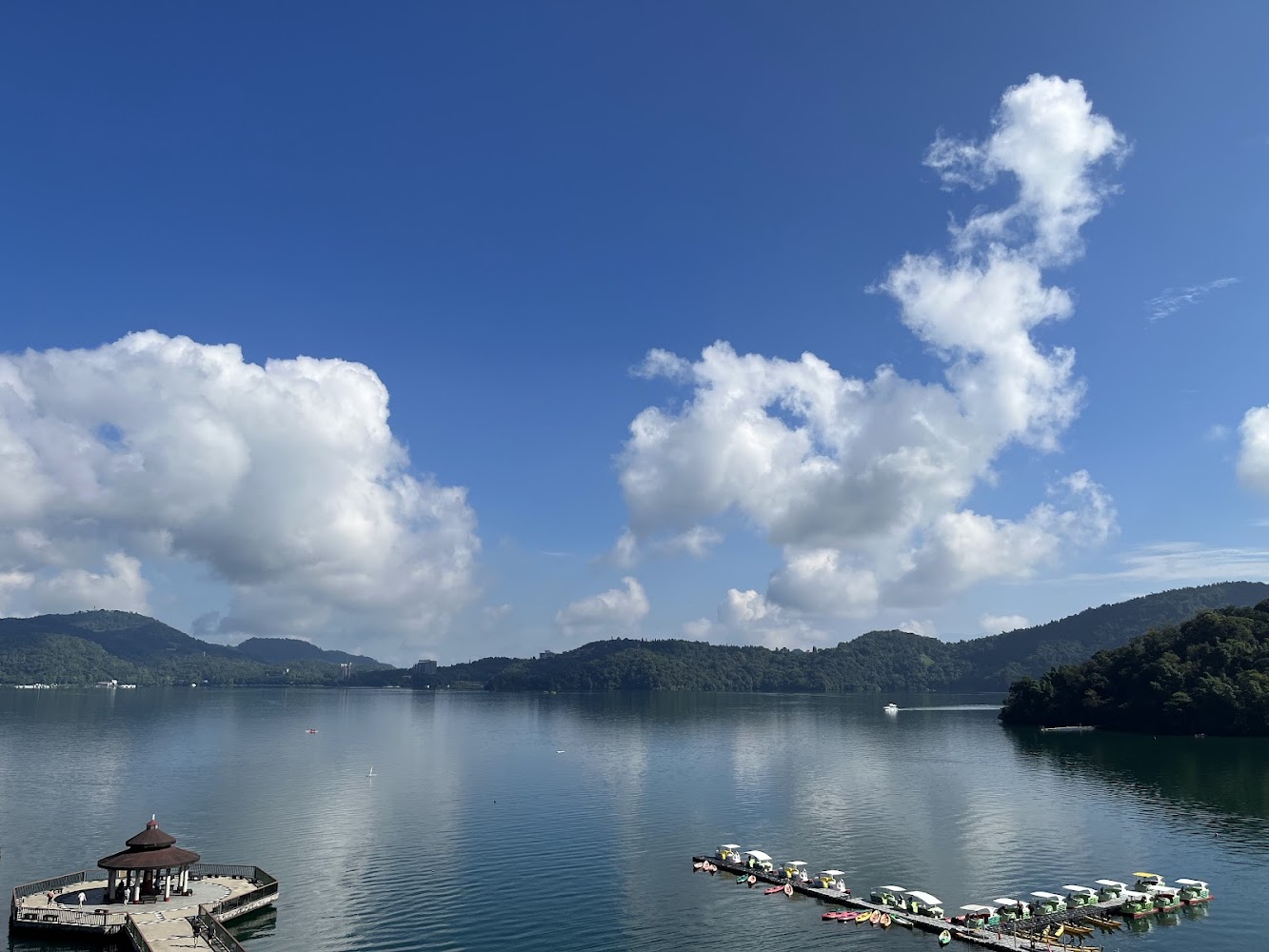 伊達邵碼頭廣場湖泊與腳踏船景色