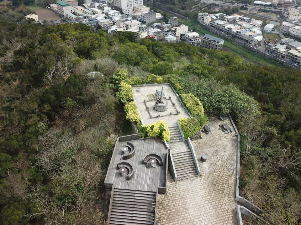山頂觀景台與綠樹環繞的步道平台