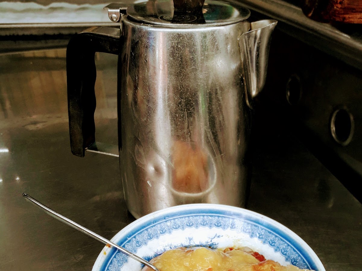 豐原肉丸盛在碗中,旁邊放著老式不鏽鋼茶壺,濃濃台灣古早味