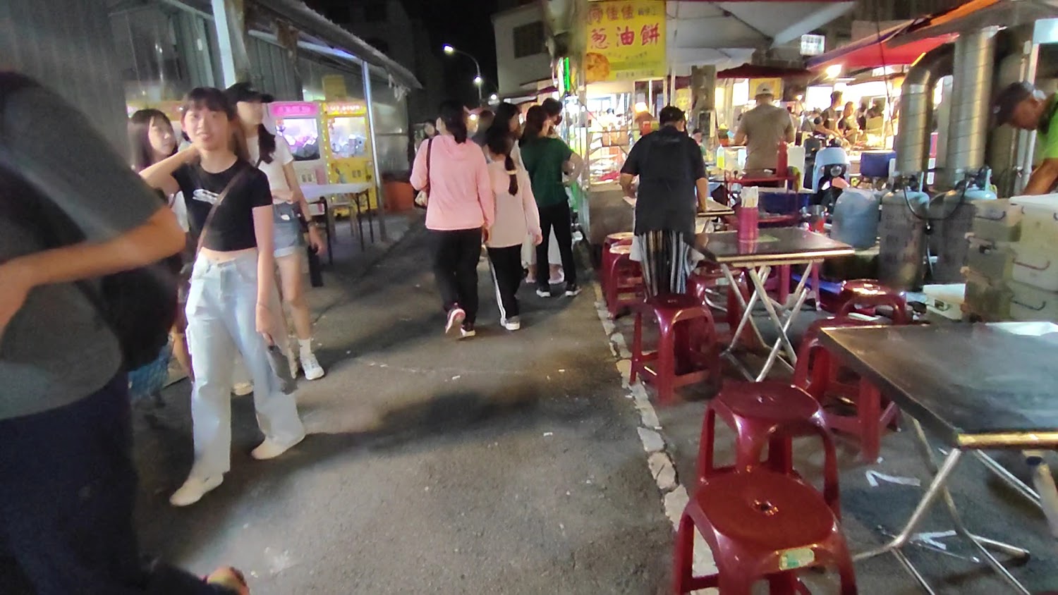 武聖夜市走道與紅色塑膠椅用餐區