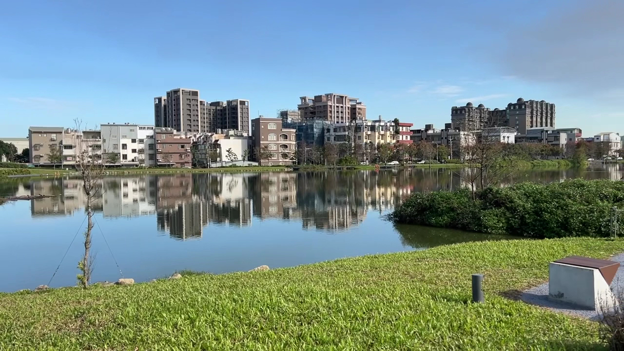 城市湖泊公園與藍天倒影