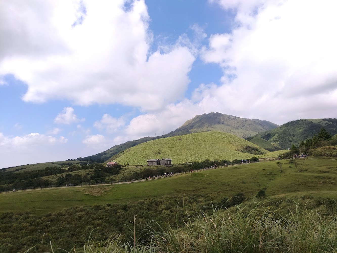 頂山石梯嶺步道草原步道與山景