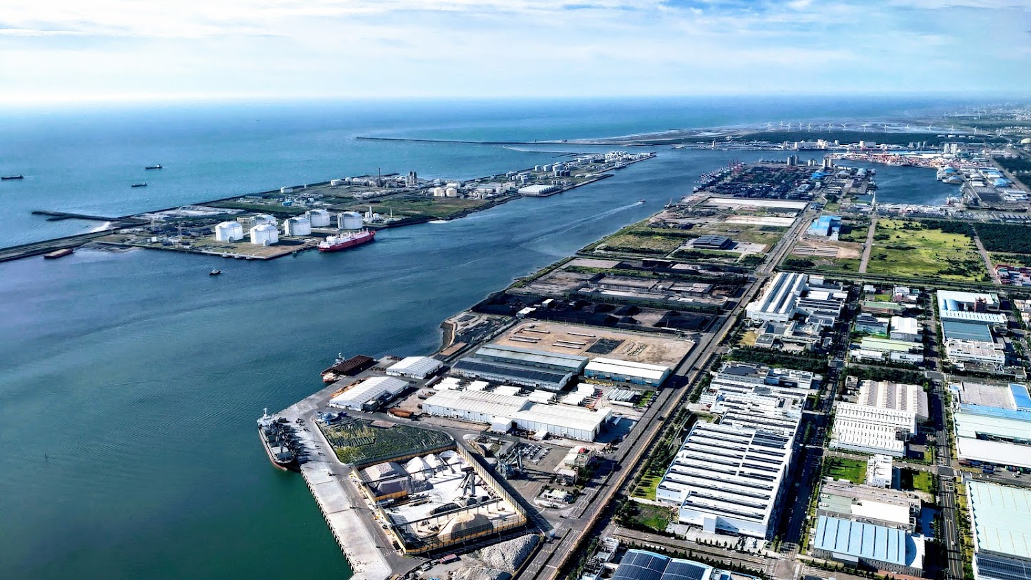 台中港大型工業港口空拍景象