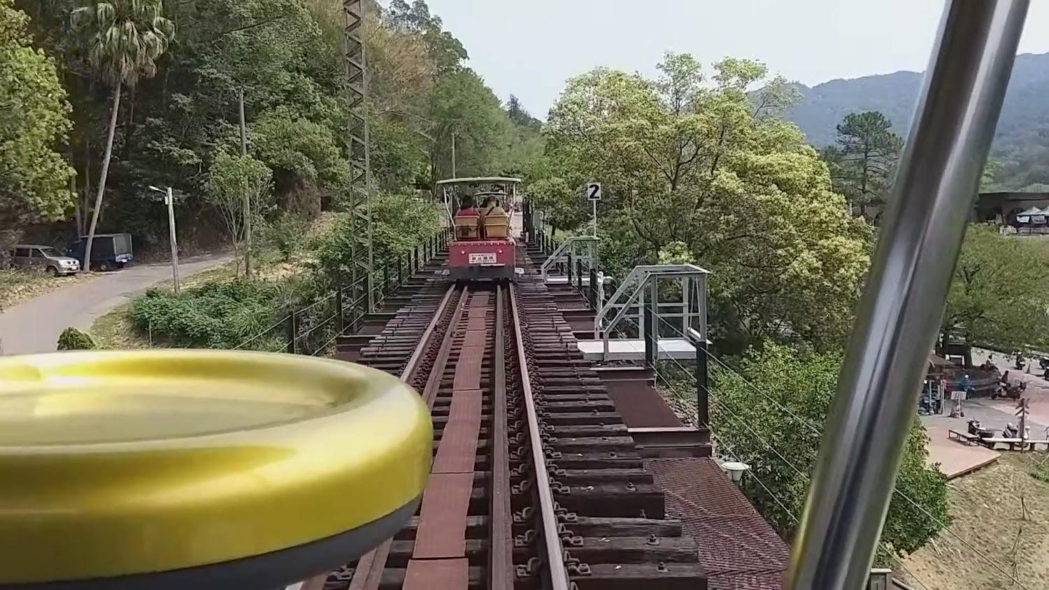 小火車行駛在高架鐵軌上的山景視角