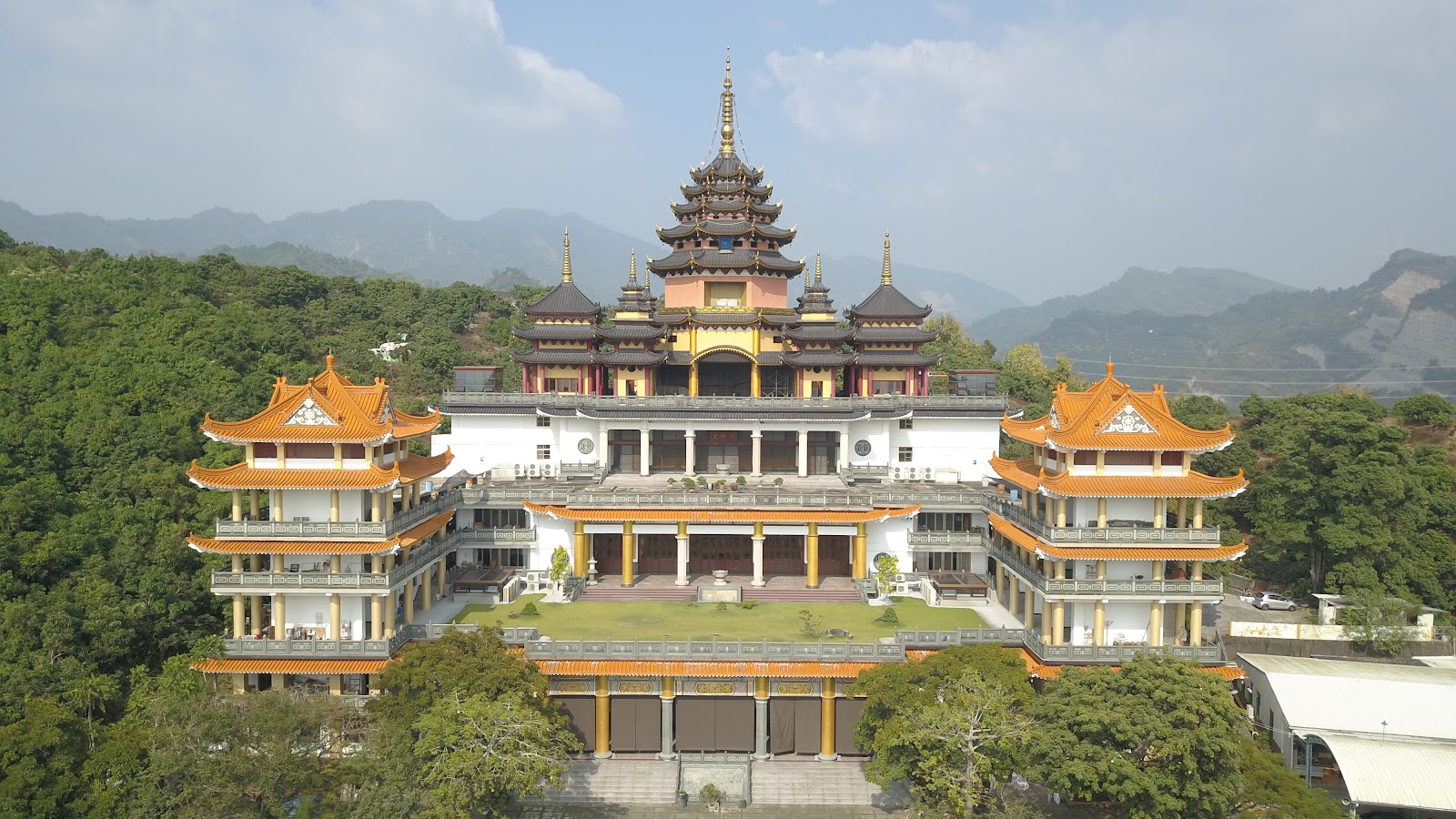 楠西萬佛寺鳥瞰圖金色多層塔樓橘色飛簷依山而建台南