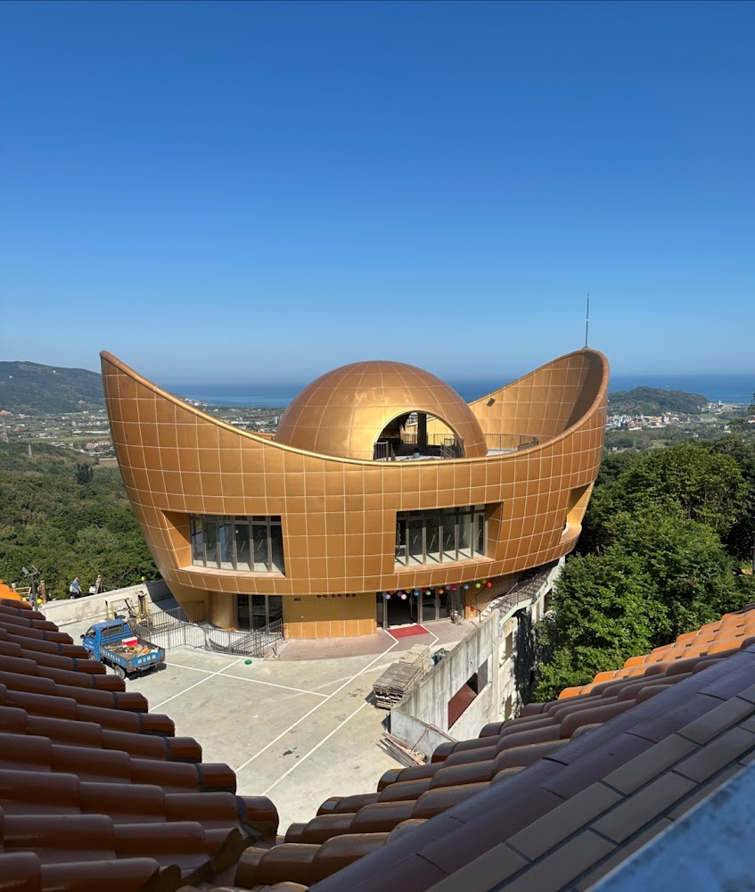 山坡上的金色船型建築