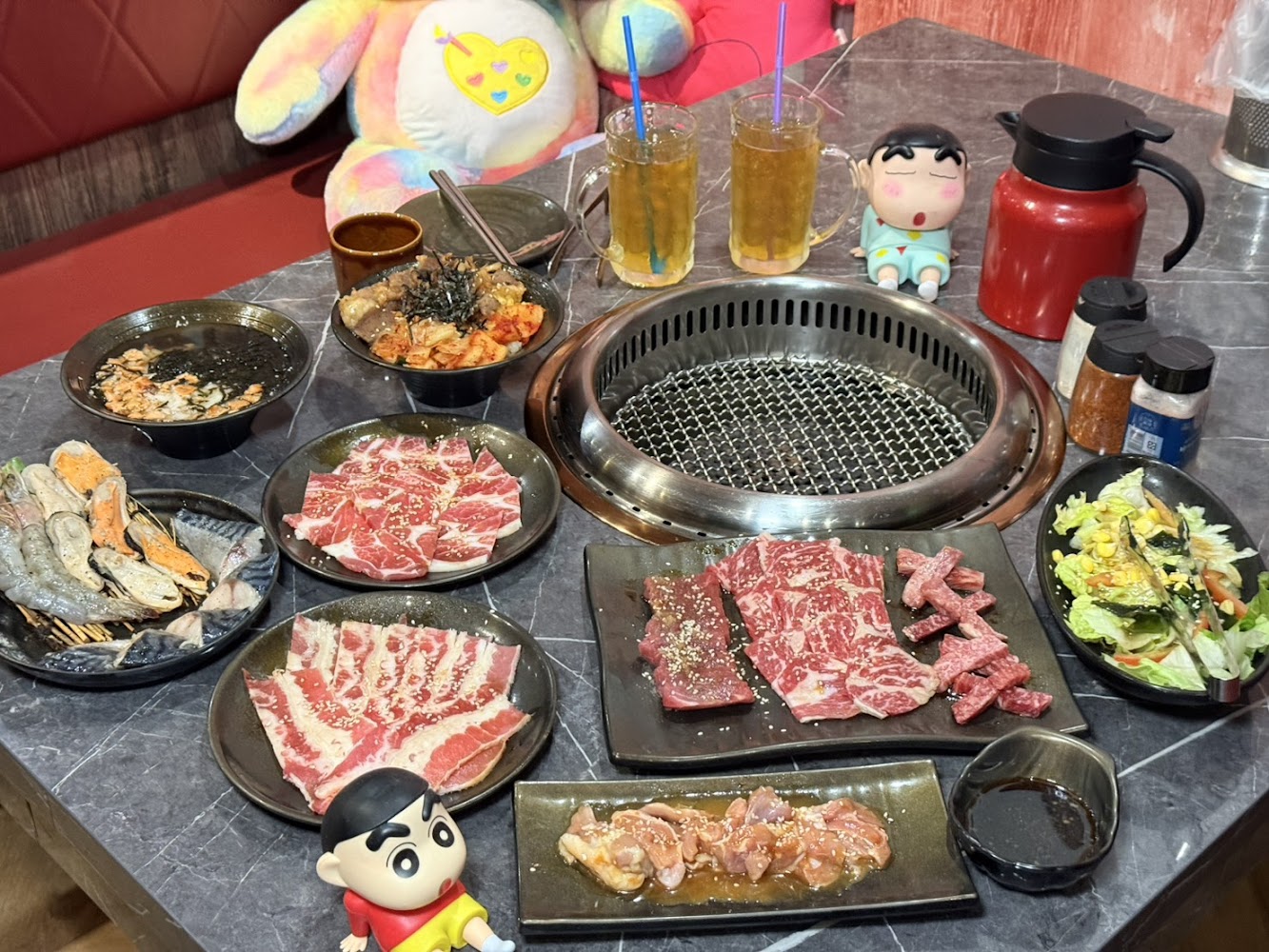 林燒肉中原店多人燒肉桌面有牛肉豬肉海鮮與飲品