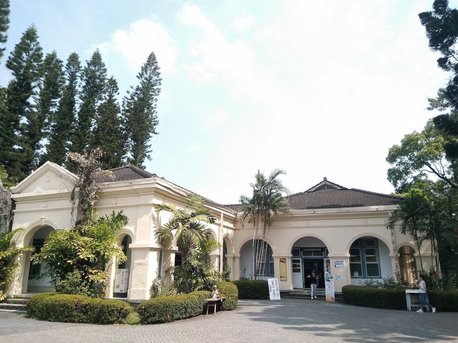 橋頭糖廠糖業博物館白色拱廊建築正面，諾福克松遊客入場