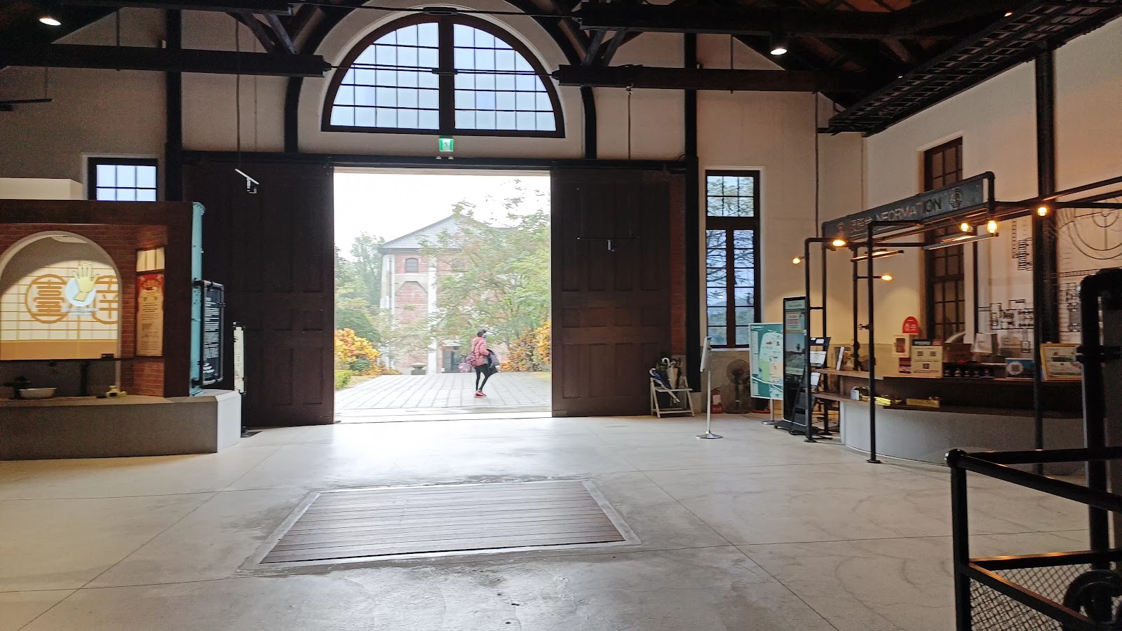台南山上花園水道博物館主館入口大廳半圓拱窗庭院紅磚建築