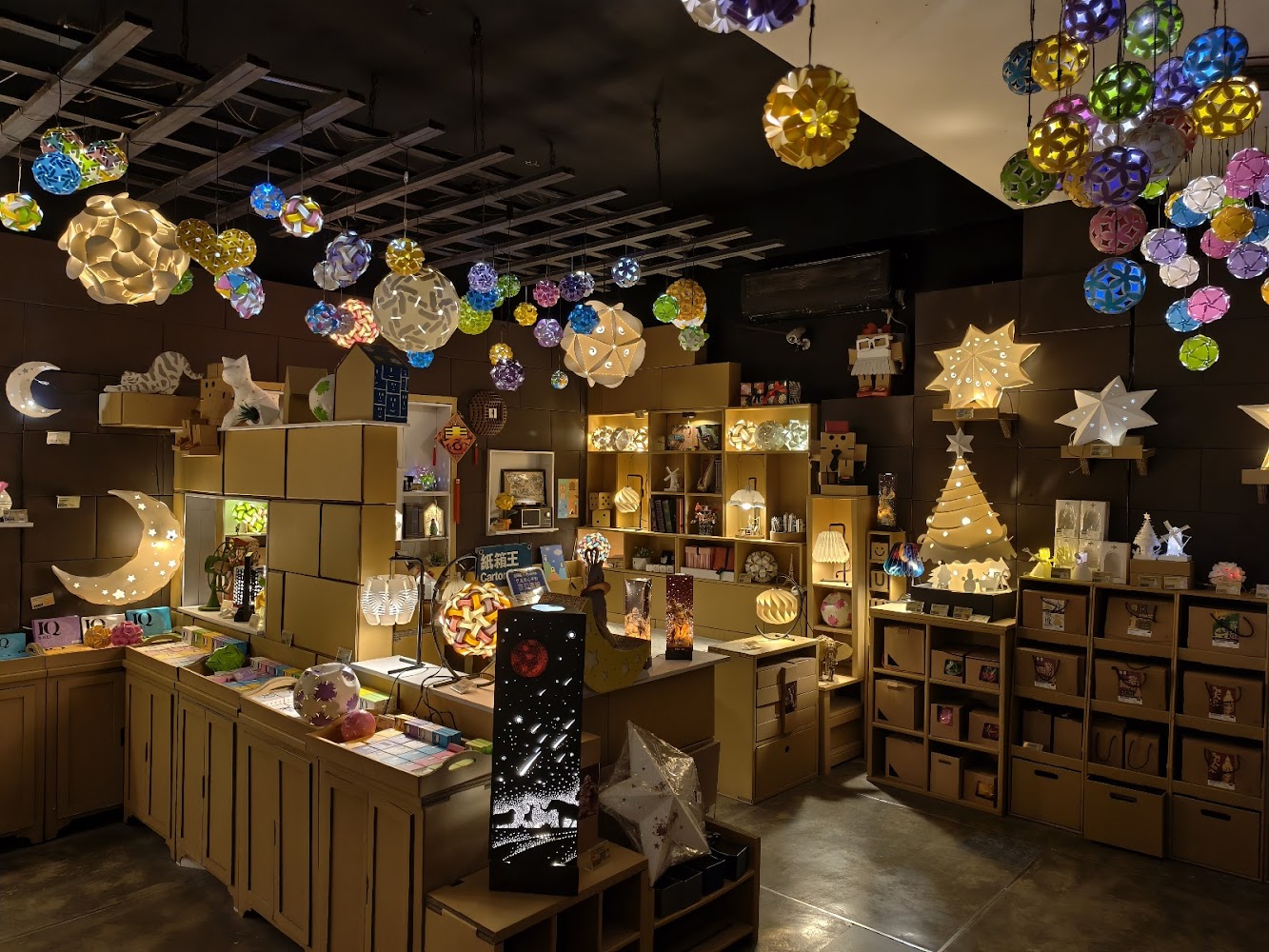 紙箱王創意園區紙藝燈飾店面