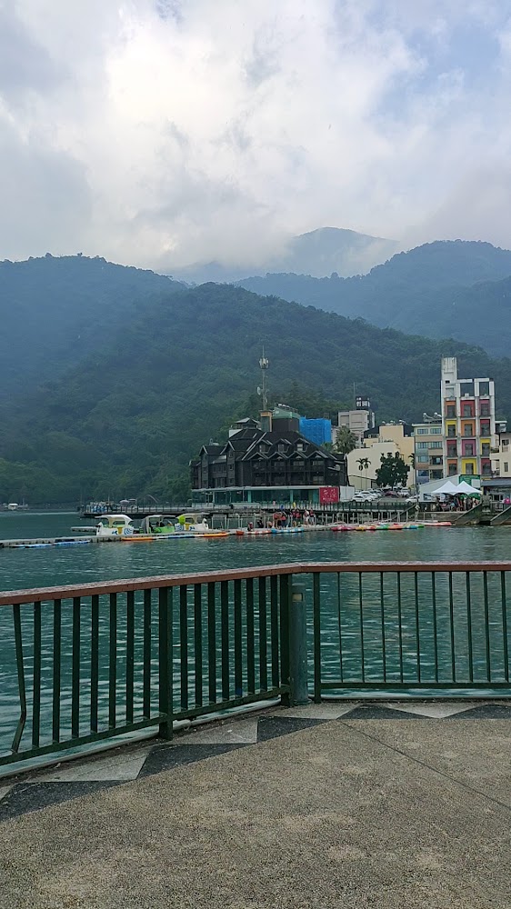 伊達邵湖泊碼頭與山景