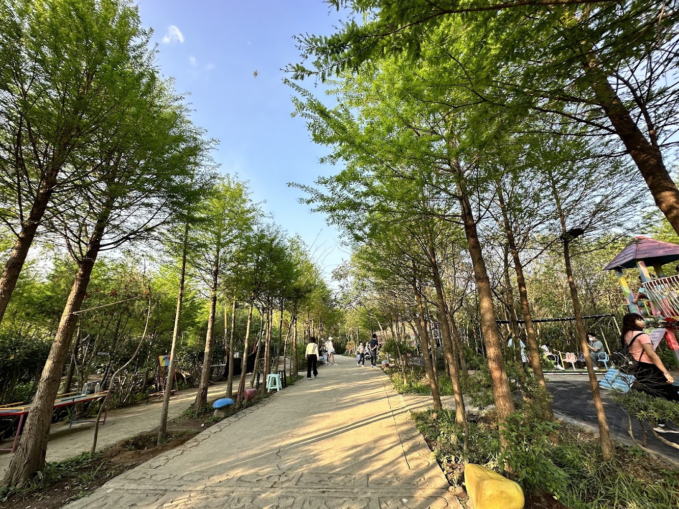 台灣地景花園園區步道與遊客散步景象