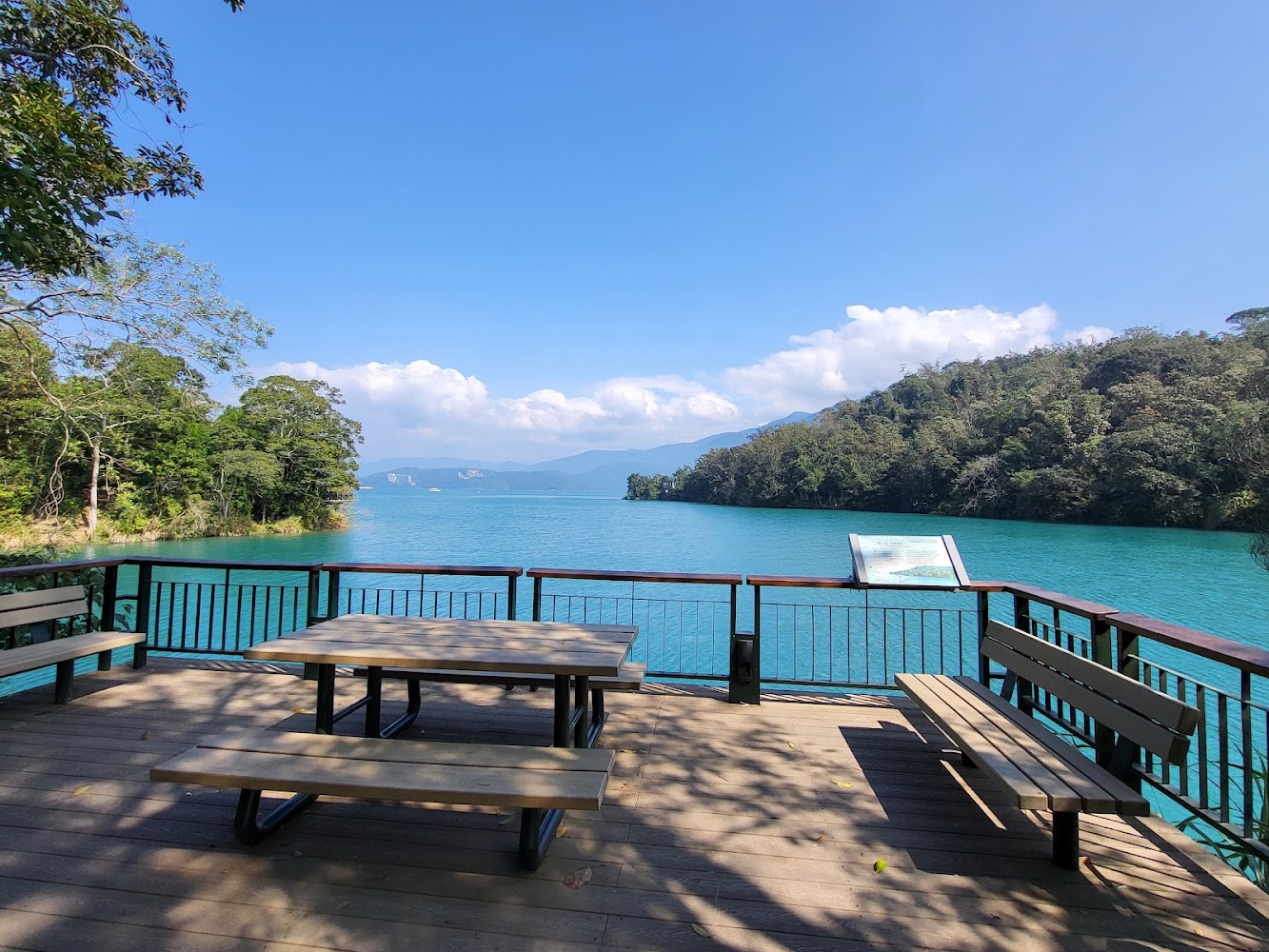 木平台與桌椅面向日月潭湖景